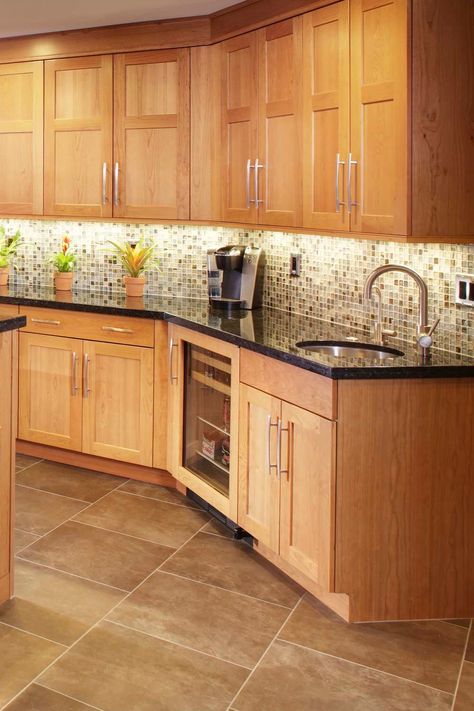 Light Brown Cabinets Mosaic Glass Backsplash Tiles Black Granite Countertop Porcelain Floor Light Brown Cabinets, Volga Blue Granite, Light Wood Kitchen Cabinets, Blue Granite Countertops, Kitchen Design Countertops, Counter Ideas, Kitchen Facelift, Light Wood Kitchens, Natural Wood Kitchen