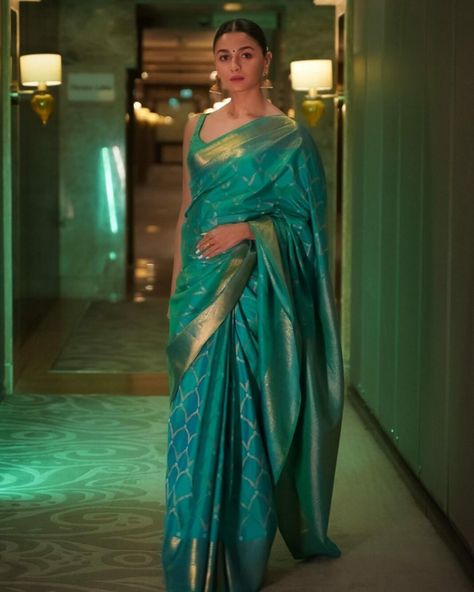 Sea Green Saree, Indian Wedding Sari, Modern Saree, Party Sarees, Wedding Saree Indian, Green Saree, Saree Trends, Elegant Saree, Stylish Sarees