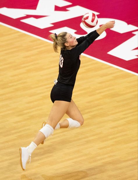 Nebraska Volleyball, Libero Volleyball, Volleyball Tryouts, Volleyball Photography, Volleyball Photos, Volleyball Poses, Volleyball Inspiration, Beachy Aesthetic, Volleyball Tips