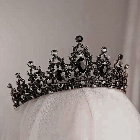 Quince Crowns, Koleksi Parfum, Dark Wedding Theme, Quinceanera Crown, Crystal Crown Tiaras, Black Tiara, Crown Aesthetic, Queen Aesthetic, Beautiful Tiaras