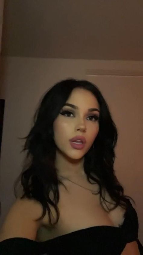 Maggie Lindemann Gif, Maggie Lindemann, Model Aesthetic, Brunette Girl, Glam Makeup, Black Girls Hairstyles, Aesthetic Girl, Maquillaje De Ojos, Animated Gif