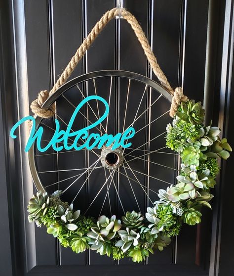 Wheel Wreath Ideas, Bicycle Wheel Decor, Bicycle Wheel Wreath, Wheel Wreath, Gardening Design Diy, Boho Bedroom Ideas Hippie, Bicycle Decor, Wheel Decor, Vintage Garden Decor