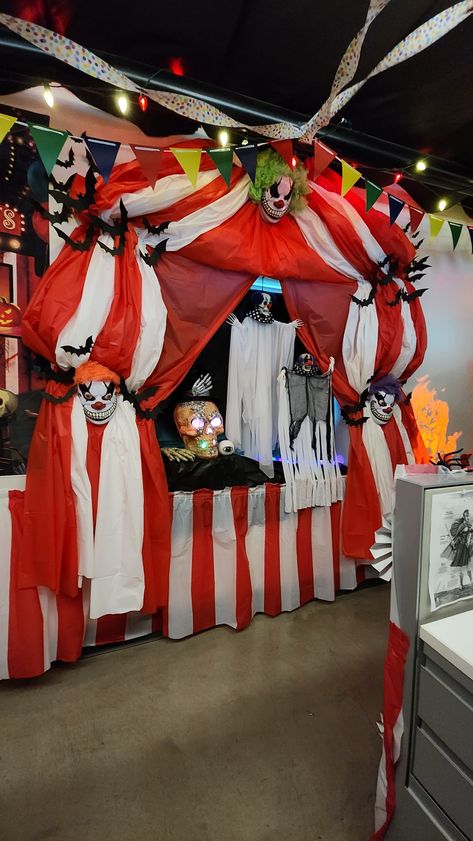 Clown Scene Haunted House, Carnevil Sign Diy, Trunk Or Treat Ideas For Cars Pennywise, Halloween Yard Decorations Scary, Circus Entrance Decoration, Scary Clown Door Decoration, Halloween Clown Theme Decorations, Clown Halloween Outdoor Decorations, Halloween Cage Diy