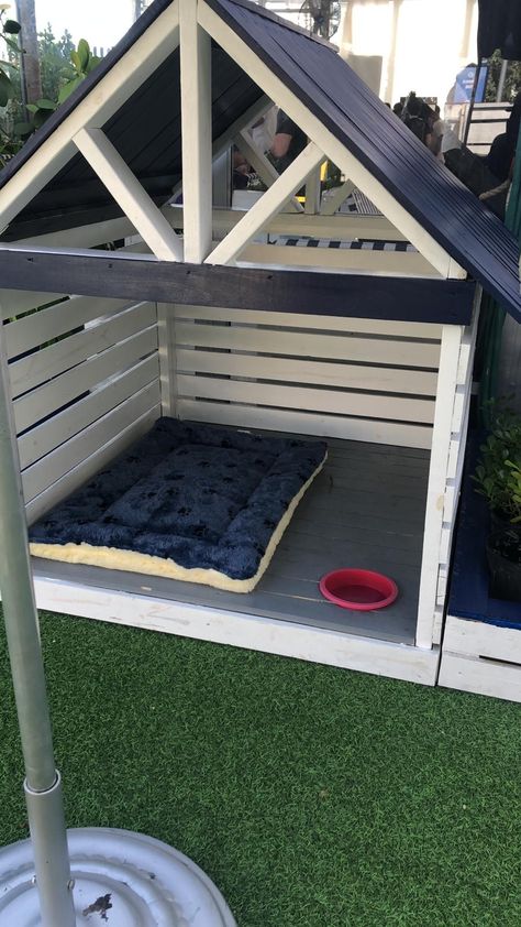 Diy Dog Outside Area, Outdoor Dog Shade Ideas, Dog Pergola, Diy Outdoor Dog Area, Dog Shade Ideas Backyards, Dog Pen Ideas Outdoor, Dog Areas In Backyard, Dog Run Ideas Backyard, Dog House With Porch