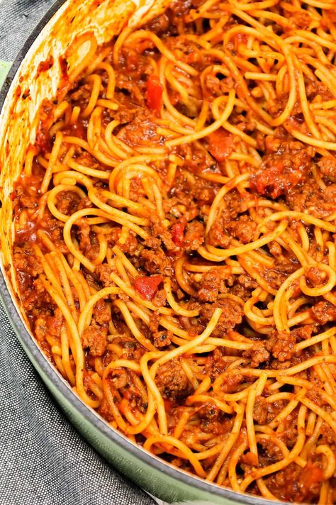 One Pot Spaghetti is an easy stove top dinner spaghetti recipe loaded with ground beef, marinara, Italian seasoning and parmesan cheese. Creamy Garlic Parmesan Pasta, Dinner Spaghetti, Ground Beef Pasta Recipes, Spaghetti With Ground Beef, Garlic Parmesan Pasta, Pasta Marinara, Beef Pasta Recipes, One Pot Spaghetti, Pasta With Chicken