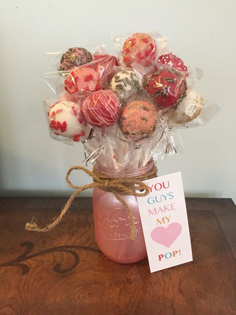 You make my heart pop! - Bouquet of cake pops in a mason jar painted with pink pearl paint. Perfect gift for any occasion! Bouquet Of Cake Pops, Cake Pops Gift Ideas, Diy Cake Pop Bouquet, Cake Pop Bouquet Ideas, Cake Pop Bouquet Birthday, Cake Pop Bouquet Valentine, Cake Pop Gift Ideas, Cake Pops Packaging, Cake Pop Packaging Ideas