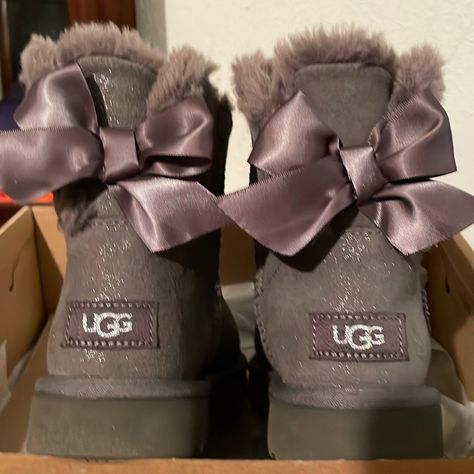 Brand New In Original Box! Mini Bailey Bow W/Glimmer. Size 6 Women’s Usa Excellent Condition. Fuzzy Uggs, Uggs Bow, Uggs Mini, Cute Uggs, Nike Collection, Pretty Sneakers, Crocs Fashion, Mini Baileys, Girly Outfit