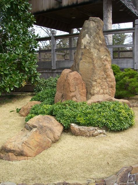 Boulder Garden, Japanese Rock Garden, Small Japanese Garden, Japanese Garden Landscape, Grass Garden, Zen Garden Design, Japanese Zen Garden, Japan Garden, Japanese Garden Design