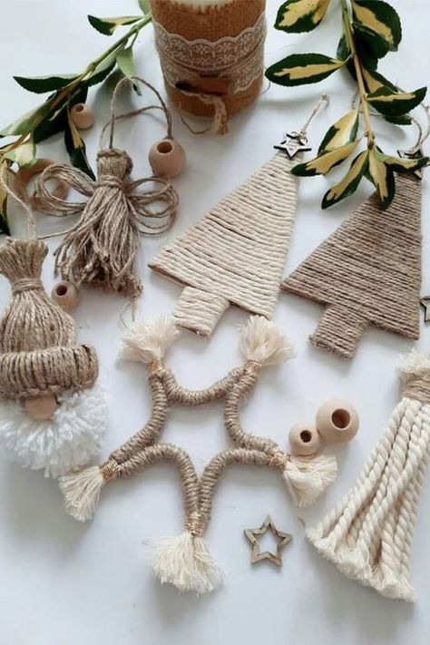 CASA TRÈS CHIC: REVISTA DE FIM DE SEMANA - ESPECIAL DE NATAL Pirate Christmas, Yarn Trees, Boho Christmas Decor, Macrame Christmas, Neutral Christmas, Diy Christmas Tree Ornaments, Noel Diy, Christmas Ornaments Gifts, Boho Christmas