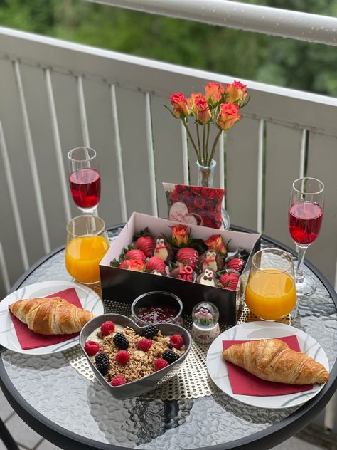 Breakfast Surprise For Boyfriend, Breakfast Ideas Romantic Mornings, Breakfast Ideas For Valentines Day, Romantic Breakfast For Him Love Mornings, Birthday Breakfast At Home, Birthday Breakfast For Boyfriend, Breakfast Ideas For Couples, Romantic Brunch Ideas For Two, Anniversary Breakfast Ideas For Him