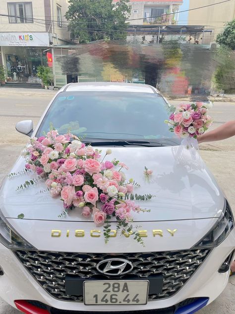 Wedding Car Design Flowers, Wedding Car Flower Decoration, Wedding Car Flowers, Car Decorations For Wedding, Wedding Car Deco, Wedding Church Decor, Bridal Car, Wedding Car Decorations, Honey Wedding