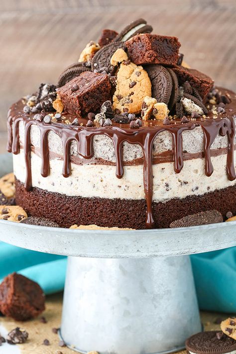 Oreo Brookie Ice Cream Cake - Layers of brownie, chocolate chip cookie and oreo ice cream, and chocolate ganache! So good and so fun! No churn too! Oreo Brookie, Best Ice Cream Cake, Cake Ganache, Brownie Ice Cream Cake, Cake Brownie, Ultimate Cookies, Ice Cream Cake Recipe, Oreo Ice Cream, Brownie Ice Cream