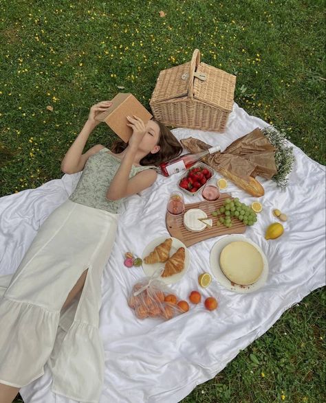 Summer Photo Shoot Ideas, Picnic Aesthetics, Picnic Date Outfits, Girl Picnic, Summer Photo Shoot, Picnic Photo Shoot, Picnic Pictures, Picnic Photography, Sweet 17