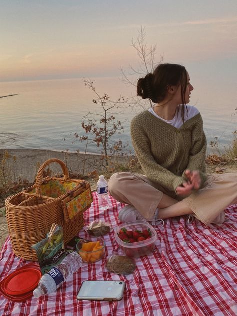 Outfit inspo, cargo pants, picnic friend date, trendy Outfit Inspo Cargo Pants, Outfits With Pants, Picnic Date Outfits, Picnic Outfit, Outfit Pants, Picnic Aesthetic, Picnic Date, Friend Outfits, Date Outfits