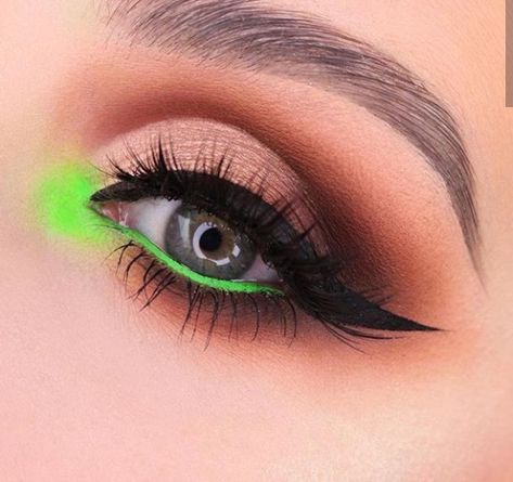 Neon green eye makeup @marioncameleon Fun Green Makeup Looks, Lime Green And Pink Eye Makeup, Lime Green Prom Makeup, Lime Green Eyeliner Looks, Bright Green Eyeshadow Looks, Neon Yellow Makeup Looks, Neon Eyeshadow Looks Simple, Neon Green Makeup Looks Black Women, Neon Makeup Ideas Eye Easy