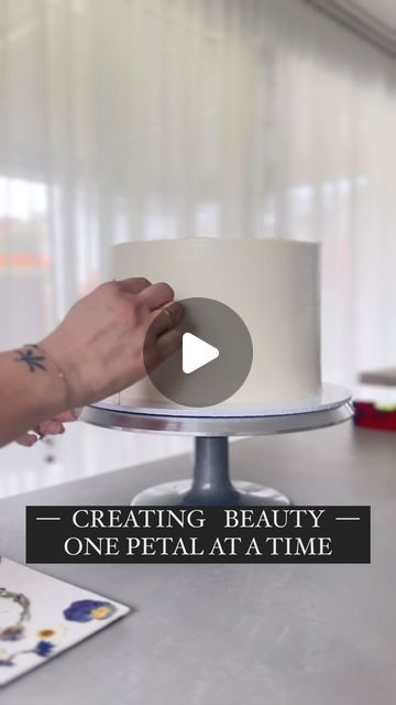 ᴍᴏ ᴅᴀɢɴᴇ ᴄᴀᴋᴇ ᴀʀᴛ & ᴅᴇꜱɪɢɴ on Instagram: "„CREATING BEAUTY, ONE PETAL AT A TIME“   This captures the essence of the meticulous process involved in crafting a pressed flower cake. Each delicate petal 🌼 carefully chosen and placed becomes a stroke of artistry, transforming a simple blank cake into a masterpiece.  With each addition, the cake evolves, much like a painting 🎨 on a blank canvas, gradually revealing its unique charm and personality.   For me this is a meditative journey, where patience and precision merge to bring forth a creation that not only delights the senses but also resonates with the soul." Pressed Flower Cake, Flowers On A Cake, Dried Flower Cake, Cupcake Ideas, Pressed Flower, Homemade Cakes, Blank Canvas, Flower Cake, Unique Charms