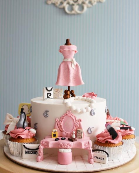 Fashion/makeup Cake and cupcake by asli Make Up Torte, Makeup Birthday Cakes, Sewing Cake, Makeup Cake, Fashion Cake, Beautiful Cake Designs, Make Up Cake, Fashion Cakes, Novelty Cakes