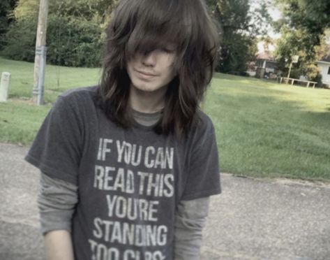 Hairstyle haircut hair inspo inspiration scene emo boy masc side part mullet shag fringe 2000s y2k grunge punk aesthetic skater boy rodrick cool william beckett sally face larry (cred 2 bleached.ghost on ig) Aesthetic Skater Boy, Sally Face Larry, Shag Fringe, Grunge Punk Aesthetic, 2000 Emo, Grunge Hairstyle, Mullet Shag, William Beckett, Scene Haircuts