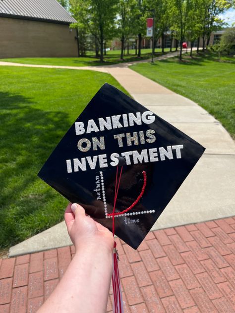 banking on this investment #finance #graduation #gradcap #gradpics Finance Degree Graduation Cap, Graduation Cap Designs Economics, Finance Graduation Cap Ideas, Cap Decoration Graduation Business Major, Economics Graduation Cap, Graduation Cap Designs Finance, Finance Major Graduation Pictures, Business Administration Graduation Cap, Accounting Cap Decoration