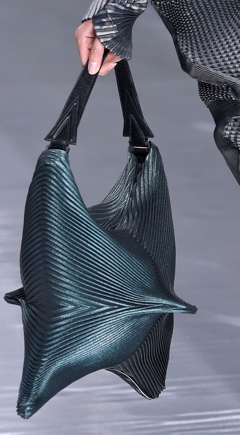 Issey Miyake at Paris Fall 2016 (Details) Weird Handbags, Issey Miyake Bag, Yiqing Yin, Cosmic Girl, Weird Fashion, Fashion Aesthetics, Art Fashion, Op Art, Suitcases