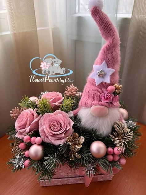 Gnome Floral Arrangements, Gnome Centerpiece Ideas, What’s New, Kitchen Ideas Farmhouse, Design Kitchen Ideas, Christmas Candle Decorations, Christmas Flower Arrangements, Pink Xmas, Christmas Floral Arrangements