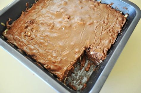 This chocolate dessert only takes 5 minutes to make. Milky Way Fudge, Candy Bar Fudge, Milky Way Bars, Candy Bar Recipe, Snickers Candy Bar, Book Swap, Fudge Ingredients, Fudge Recipe, Scrumptious Desserts