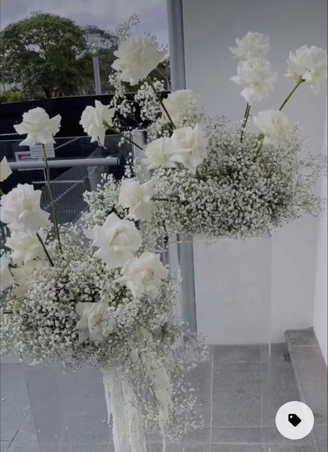 Chic White Wedding Cake, Clear Flower Stands Wedding, White Wedding Flowers Gypsophila, White Wedding Decorations, White Wedding Theme, Boda Mexicana, Baby Breath, Wedding Flower Decorations, Wedding Mood