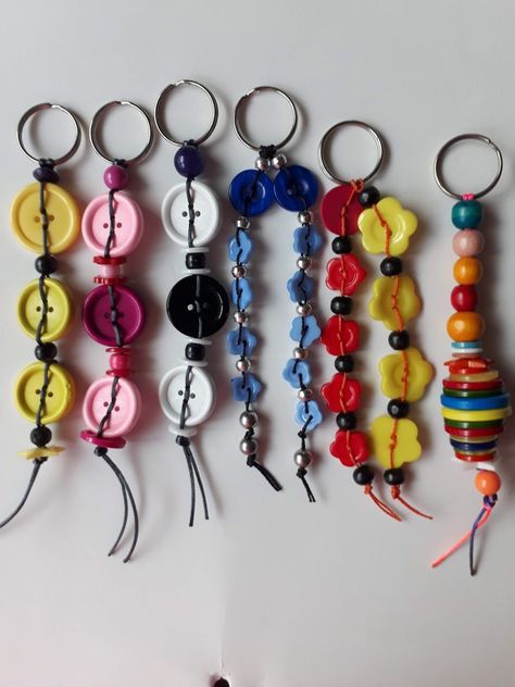 Button Keychain Diy, What To Do With Buttons, Button Craft Ideas, Diy Crafts Keychain, Buttons Crafts Diy, Diy Keyring, Button Keychain, Button Creations, Cultural Crafts