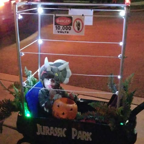 Zoo Wagon Halloween, Halloween Costumes Wagon, Diy Jurassic Park Costume, Jurassic Park Wagon, Diy Jurassic Park, Diy Toddler Halloween Costumes, Jurassic Park Halloween, Stroller Halloween Costumes, Wagon Halloween Costumes