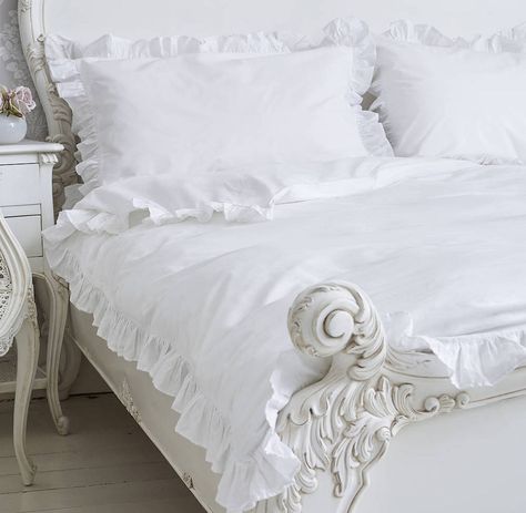 White Ruffle Bedding, Uni Bedroom, French Style Bedroom, Natural Bedroom, Warm Home Decor, Ruffle Bedding, White Shabby Chic, Bohemian Bedroom, Suspension Design