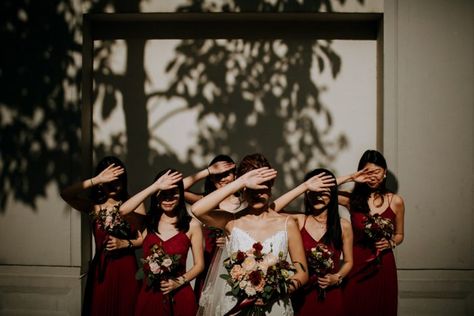 On the blog: Top Pics of the Week - December 28 | Image by Kompactfaen Pose Foto Pernikahan, Wedding Group Poses, Wedding Party Pictures, Bride And Bridesmaid Pictures, Bridal Shower Photography, Moodboard Wedding, Wedding Group Photos, Pose Wedding, Bridesmaid Poses