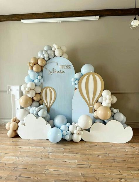 Hot Air Balloon Table Centerpiece, Diy Hot Air Balloon Decor, Air Balloon Theme Party, Boy Themed Baby Shower Ideas, Hot Air Balloon Party Theme, Baby Shower Themes For Boys, Theme Bapteme, Decoration Buffet