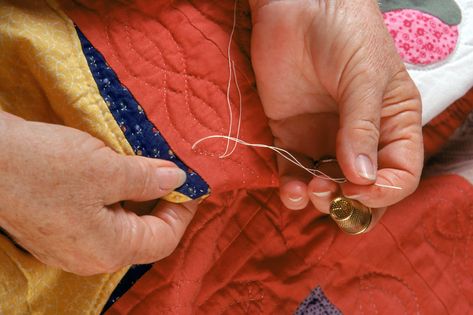 Use these easy techniques to create a quilter's knot to secure your hand quilting stitches at the beginning and end of each length of thread. Hand Quilting Stitches, Quilting Essentials, Quilters Knot, Easy Hand Quilting, Baby Quilts To Make, Hand Quilting Designs, Quilting Stitches, Mural Inspiration, Quilting Templates