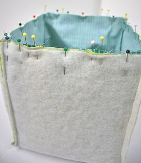 Fabric Basket Tutorial, Diy Sewing Gifts, Fabric Crafts Diy, Sewing Supplies Storage, Úložný Box, Sew Ins, Fabric Boxes, Sewing Baskets, Patchwork Bags