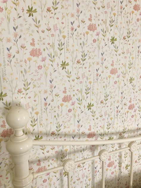 Flower Wallpaper Room Ideas, Small Flower Wallpaper Bedroom, Floral Wallpaper Kids Room, Floral Wallpaper Girls Bedroom, Cute Wallpapers Bedroom, Girly Wallpaper Room, Cute Wallpaper For Room Wall, Wallpaper Toddler Girl Room, Vintage Room Wallpaper