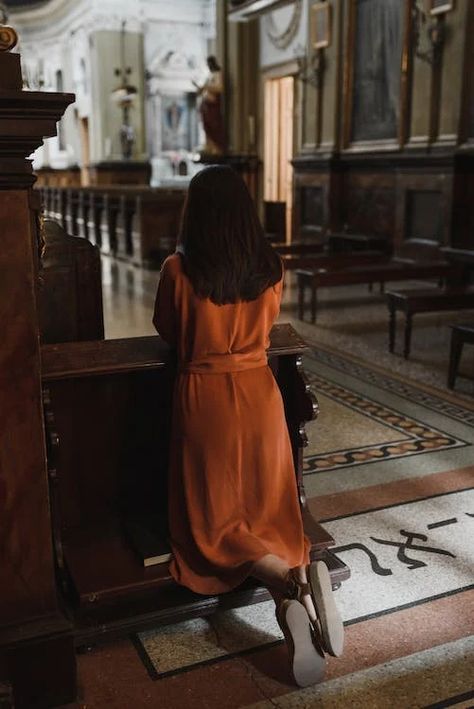 Church Girl Aesthetic, Catholic Church Stained Glass, Nativity Scene Pictures, Woman Kneeling, Christian Veils, God Prayers, Prayers Answered, Prayer Photos, Kneeling In Prayer