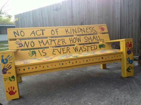 The friendship bench. This is placed in a school playground.if you feel lonely or have no one to play with ,you sit on it and someone comes to play with you. I love this idea.it should be in all schools. It teaches others to consider peoples feelings too Buddy Bench, School Auction, Auction Projects, School Murals, Act Of Kindness, School Playground, Outdoor Classroom, School Yard, School Garden