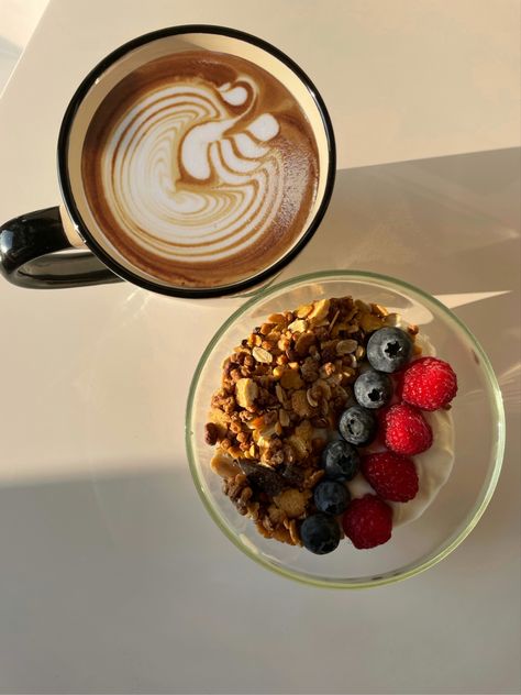 Coffee healthy breakfast yogurt bowl blackberries strawberries granola muesli that girl snack lifestyle Healthy Breakfast Yogurt, Breakfast Yogurt Bowl, Breakfast Yogurt, Strawberry Granola, Yogurt Breakfast, Healthy Coffee, Yogurt Bowl, Breakfast Ideas, Coffee Time