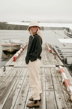 Laidback Fall Outfits, Natural Fashion Aesthetic, Provincetown Outfits, Casual Soft Outfits, White Painter Pants Outfit, Relaxed Fashion Women, Wyoming Outfit Fall, Cream Corduroy Pants Outfits, Outdoor Date Outfit