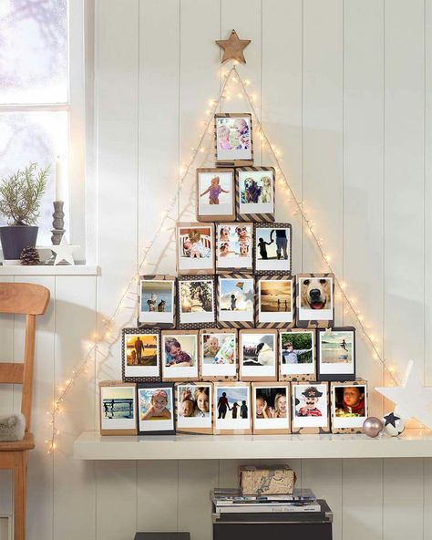 Modern Christmas Diy, Christmas Activities For Families, Wall Christmas Tree, Pallet Christmas Tree, Alternative Christmas, Homemade Christmas Decorations, Alternative Christmas Tree, Real Christmas Tree, Hanging Christmas Tree