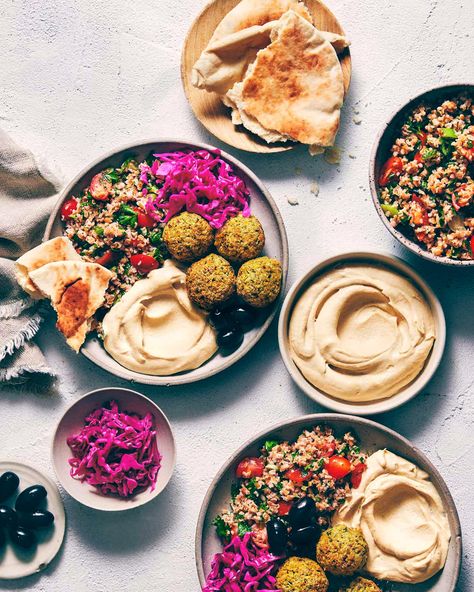 Falafel Dinner Ideas, Vegetarian Food Photography, Falafel Plate, Mezze Plate, Evergreen Kitchen, Vegan Plate, Vegan Food Photography, Lunch Bowls, Baked Falafel