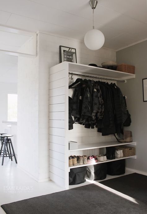 #EntrywayGoals: When Storage Is Tight and There's No Coat Closet In Sight Diy Kast, Diy Storage Projects, Closet Small Bedroom, Coat Closet Organization, Storage Solutions Closet, Small Bedroom Storage, Coat Storage, No Closet Solutions, Clothes Closet Organization