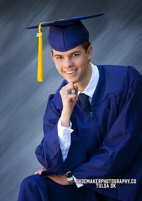 Graduating Pictures, Farm Poses, Graduation Tips, Cap And Gown Photos, College Graduation Photoshoot, Graduation Cap And Gown, Graduation Photography Poses, Graduation Poses, Senior Portrait Ideas