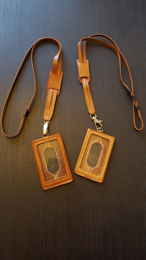 Diy Leather Projects, Shoulder Bags Pattern, Leather Craft Projects, Leather Projects, Leather Diy, Id Badge, Badge Holders, Leather Accessories, Leather Working