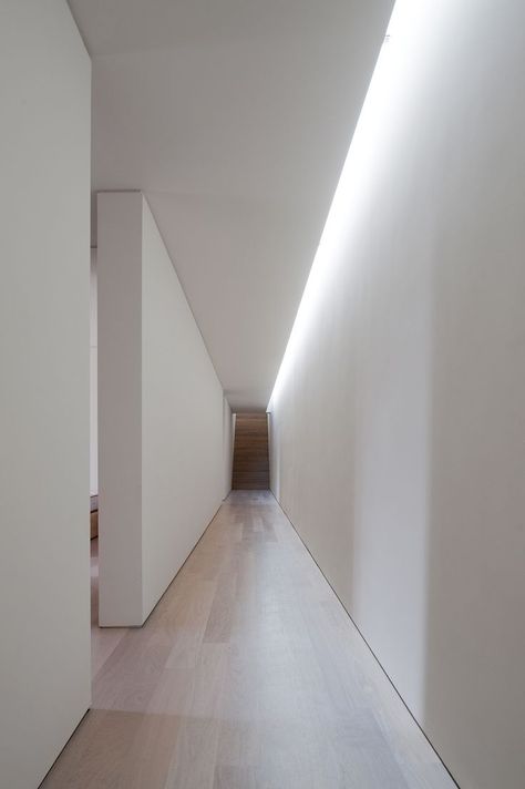 Blitz Design, Corridor Design, Corridor Lighting, Cove Lighting, Interior Minimalista, Long Hallway, Indirect Lighting, Garage Lighting, Hallway Lighting