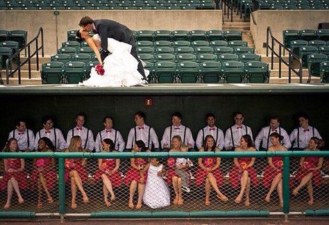 Baseball theme Diamond Wedding Theme, Softball Wedding, Baseball Themed Wedding, Baseball Engagement, Baseball Dugout, Sports Themed Wedding, Diamond Theme, Large Bridal Parties, Wedding Fotos