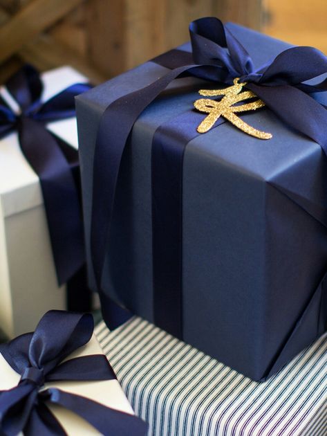 Creative Corporate Gifts, Cute Gift Wrapping Ideas, Elegant Gift Wrapping, Navy Christmas, Blue Christmas Decor, Gift Wrapping Inspiration, Gold Christmas Decorations, Unique Gift Wrapping, Gifts Wrapping Diy