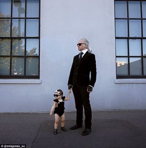 Definitely a little creepy: a tiny fashionista and her dad, dressed as Karl Lagerfeld, strut their stuff Father Daughter Halloween Costumes, King Triton Costume, Duo Dress, Father Daughter Bond, Old Halloween Costumes, Matching Halloween Costumes, Duo Costumes, Vintage Halloween Costume, Matching Halloween