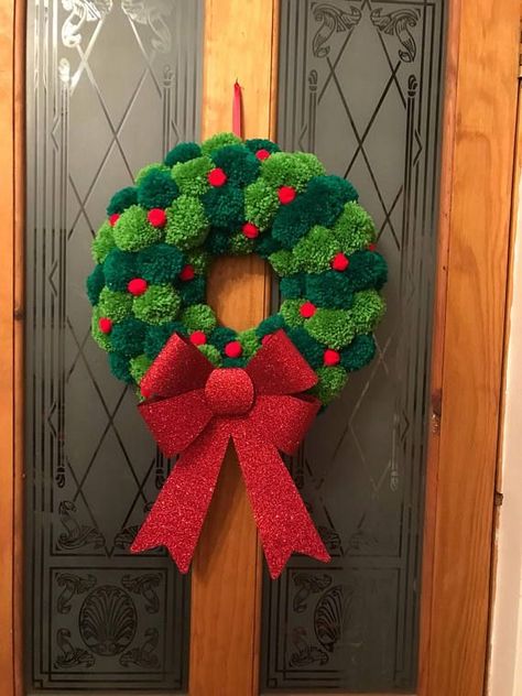 Christmas Pom Pom Wreath, Christmas Pom Pom Crafts, Julkransar Diy, Christmas Pom Pom, Pom Wreath, Pom Pom Wreath, Christmas Decorations Wreaths, Pom Pom Crafts, Xmas Diy