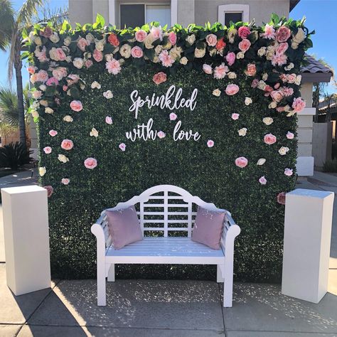 #backdrop #babyshower #flower #baby #babygirl Classy Backdrop, Sprinkle With Love, Diy Backdrop Ideas, Aesthetic Backdrop, Boxwood Backdrop, Greenery Background, Greenery Backdrop, Grass Backdrops, Wedding Background Decoration